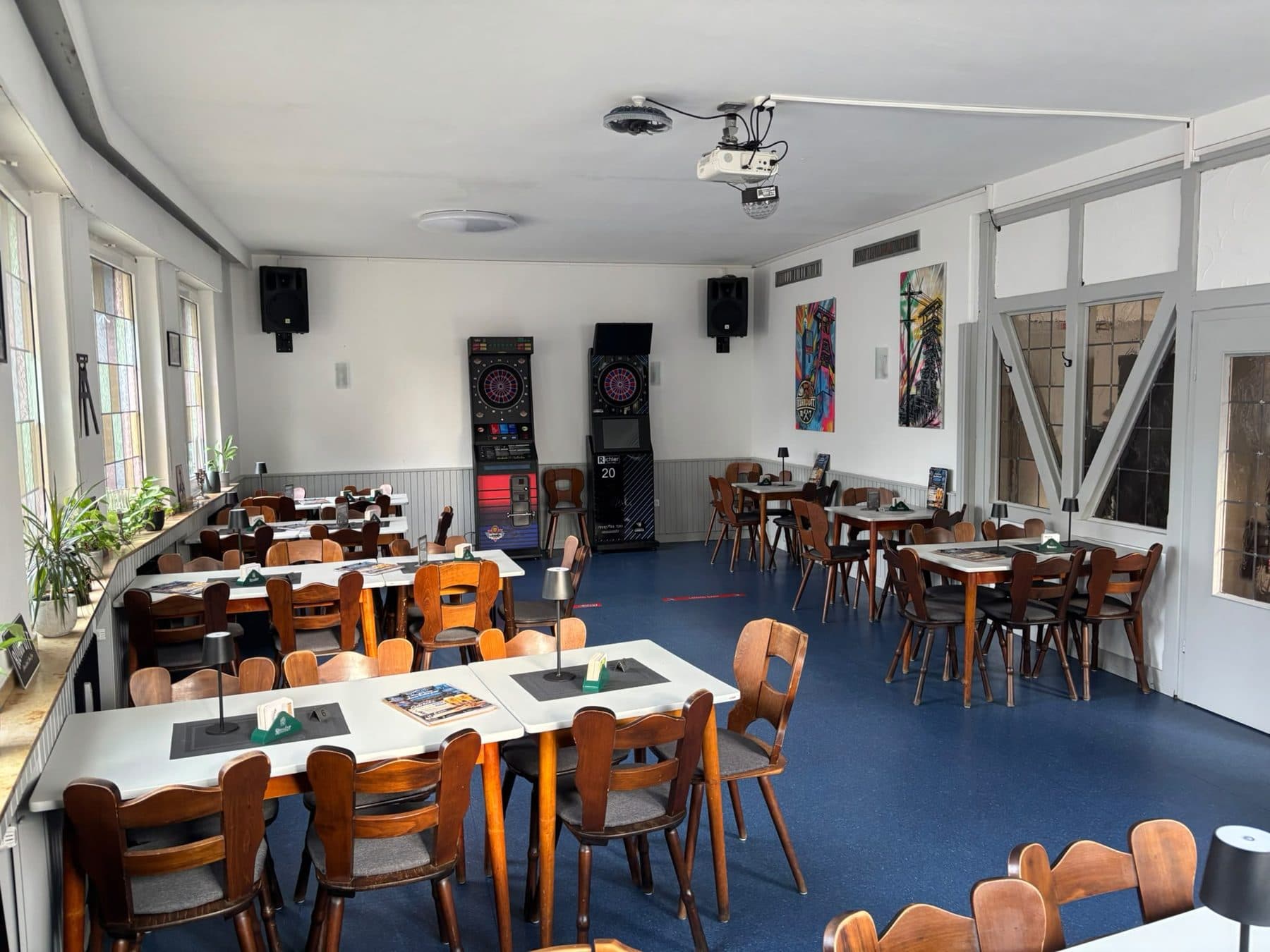 Zwei Dartautomaten im Saal