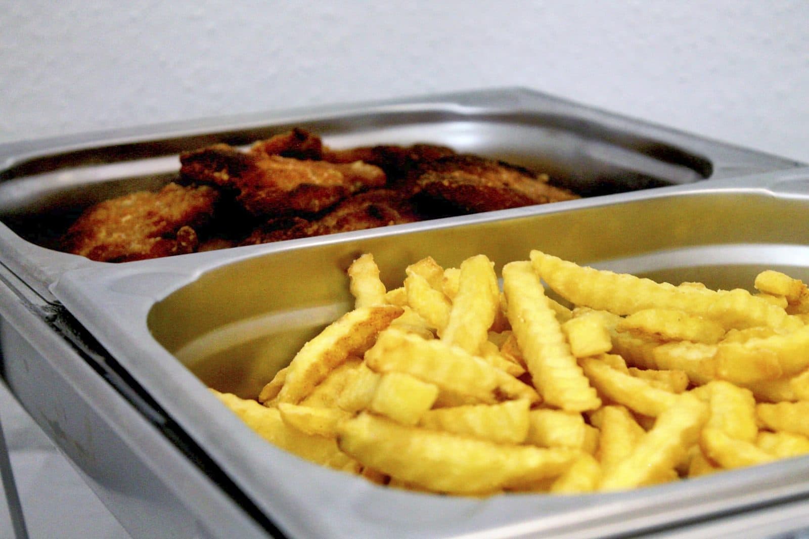 Pommes frites im Warmhaltebehälter vom Buffet