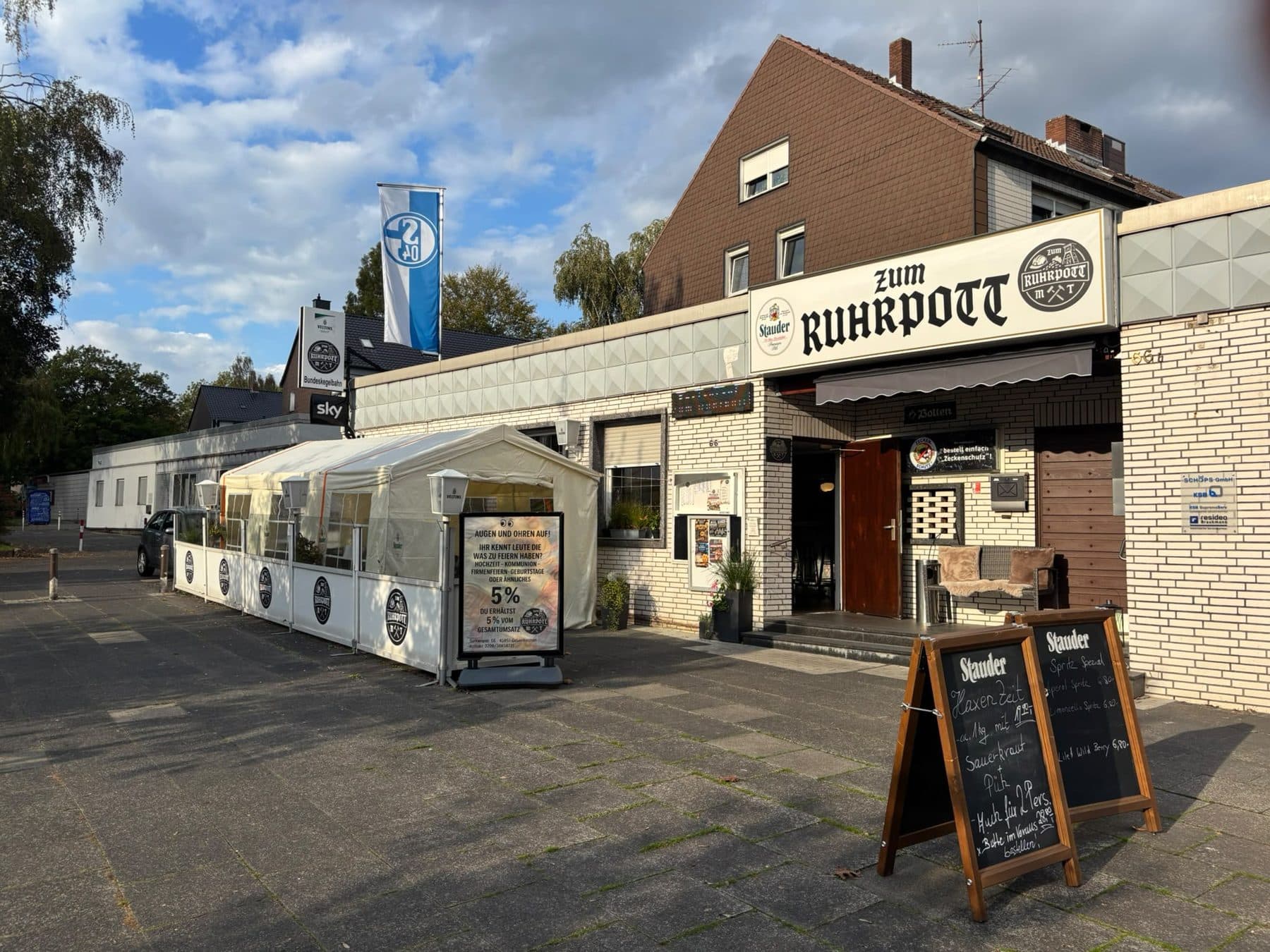 Hausfront der Gaststätte ZUM RUHRPOTT mit Biergarten an der Surkampstraße