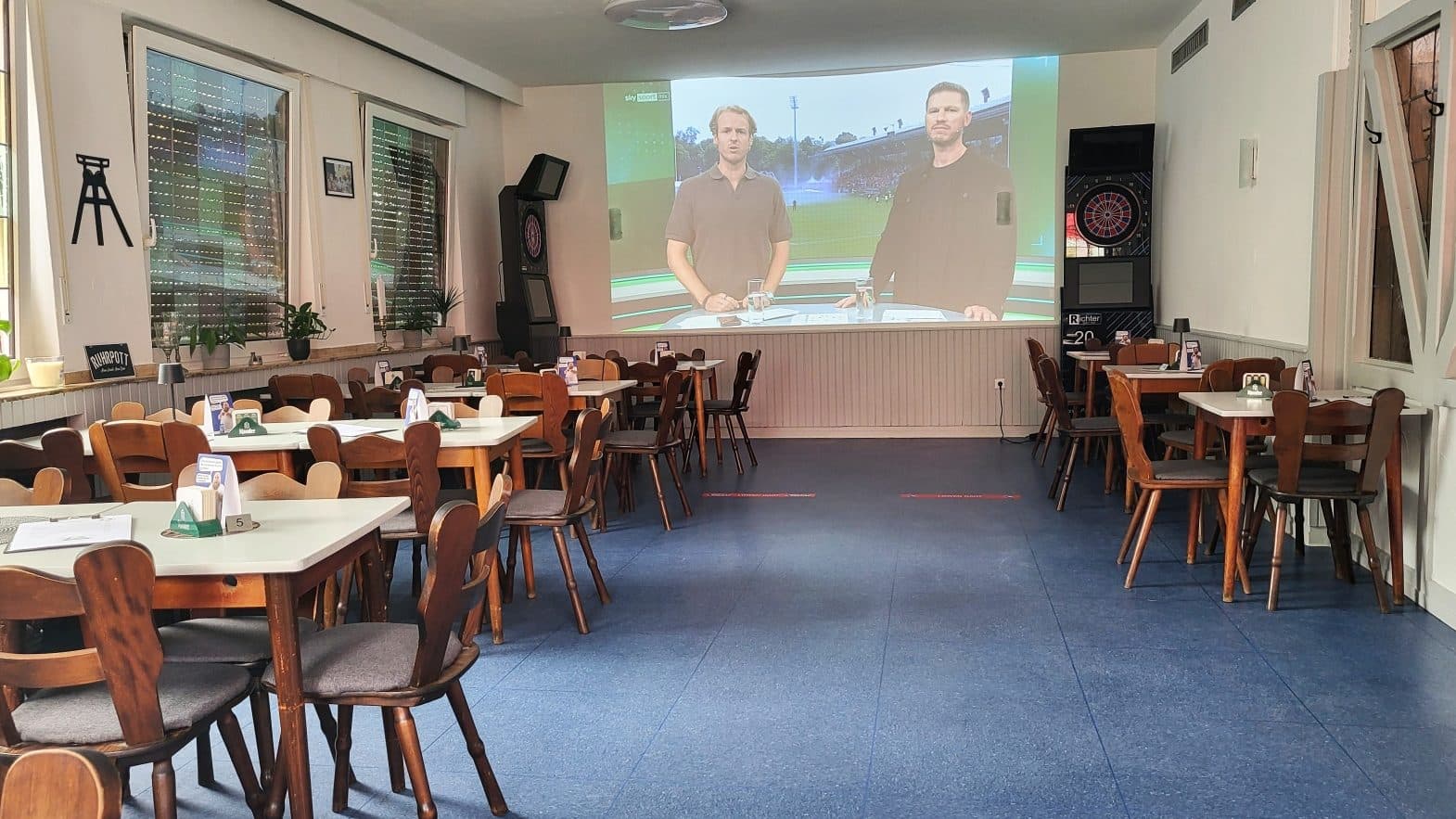 Großbildleinwand im Saal